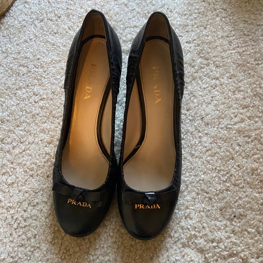 Authentic Prada 37 / 7 pumps